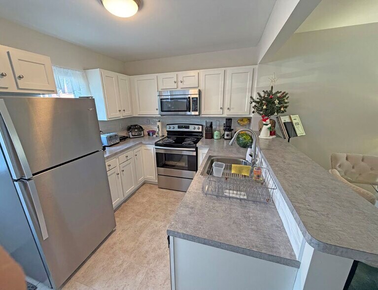 More Photos Of 39 Pearl St, Hyannis Apartments For Sale