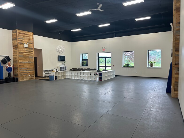 More Photos Of 1815 Morrissey Dr, Bloomington Warehouse For Sale