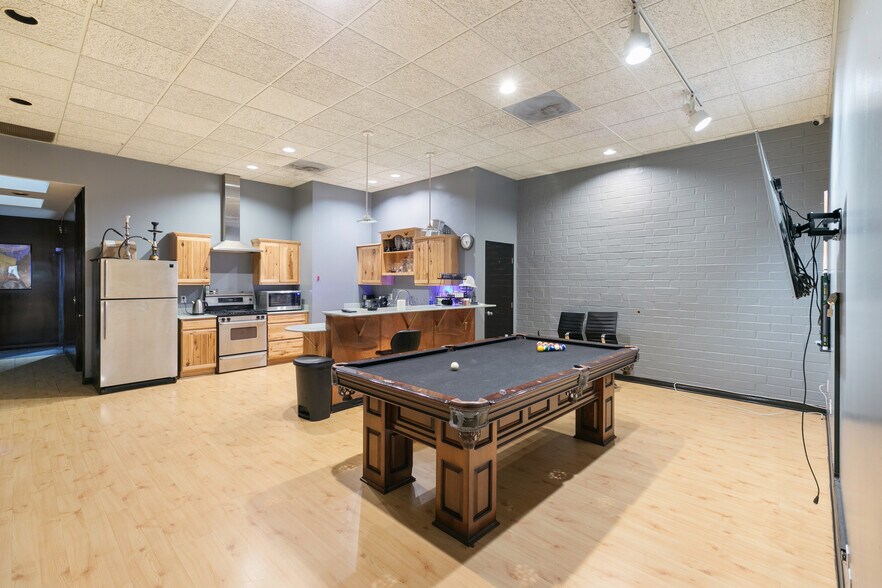 More Photos Of 6900 Melrose Ave, Los Angeles General Retail For Lease