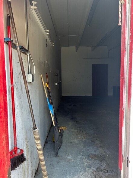 More Photos Of 5840-5846 Funston St, Hollywood Light Manufacturing For Lease