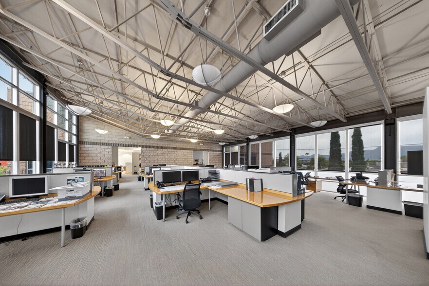 More Photos Of 3500 W Burbank Blvd, Burbank Office For Lease