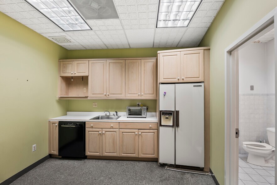 More Photos Of 189 Greenwood Ave, Midland Park Warehouse For Lease