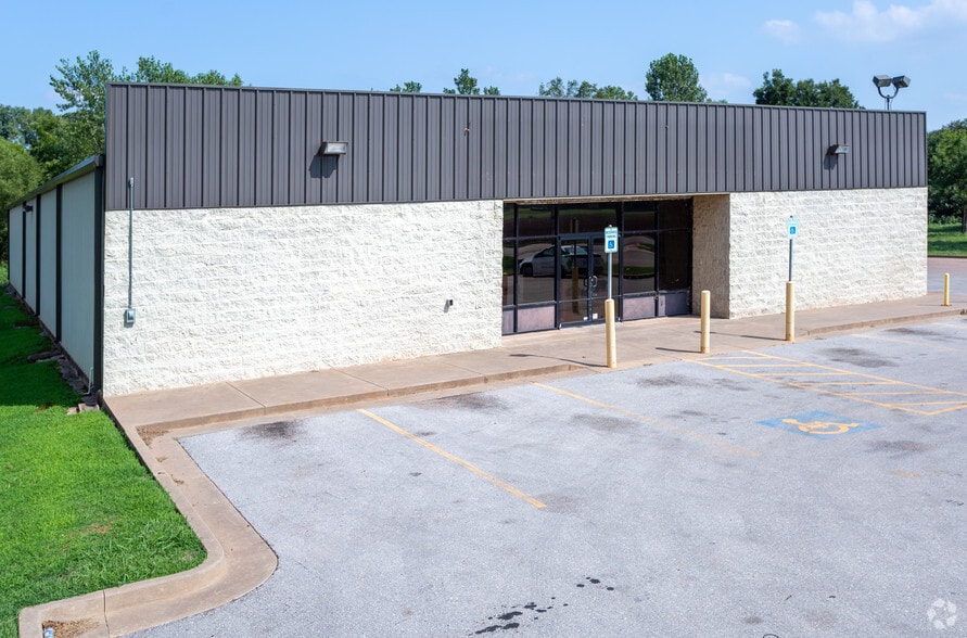 More Photos Of 350 N Ash St, Luther Freestanding For Sale