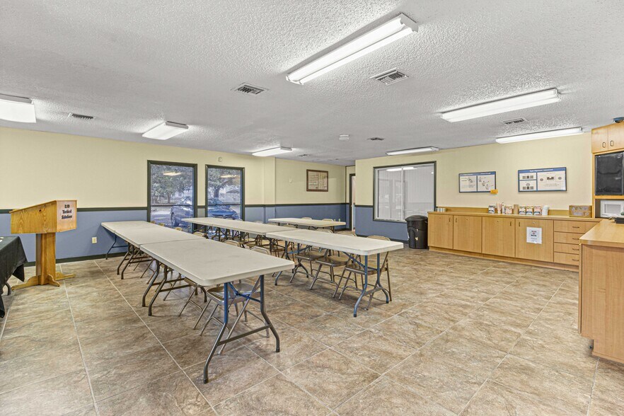More Photos Of 1031 NE 16th St, Ocala Manufacturing For Lease