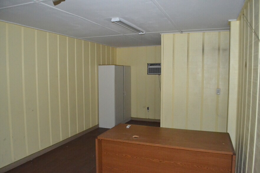 More Photos Of 2121-2123 Edgewood Dr, Lakeland Warehouse For Lease