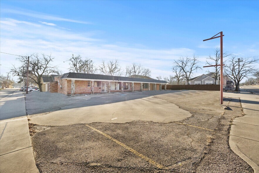 More Photos Of 2108 Monroe St, Commerce Showroom For Lease