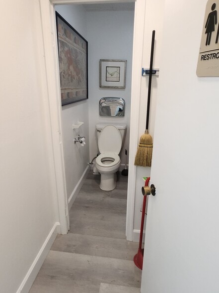 More Photos Of 960 W 17th St, Santa Ana Office For Sale