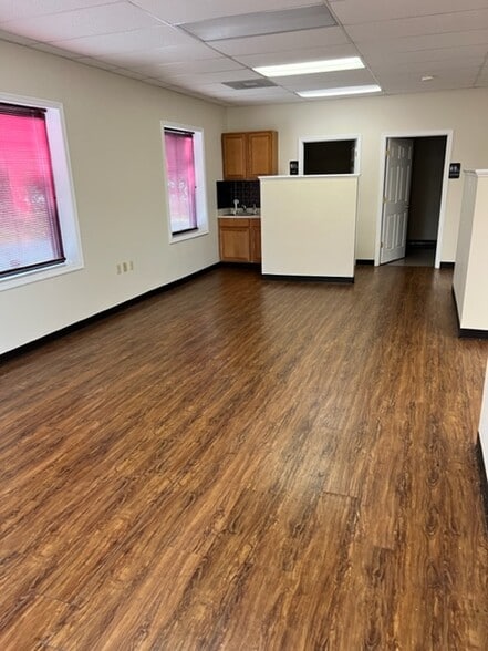 More Photos Of 161 Prosperity Dr, Winchester Showroom For Lease