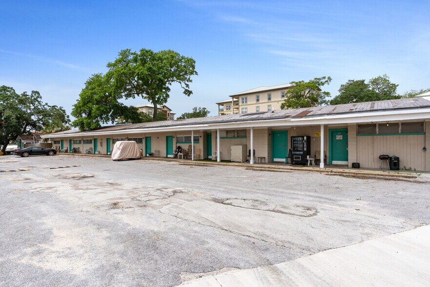 More Photos Of 195 Brooks St SE, Fort Walton Beach Hotel For Sale