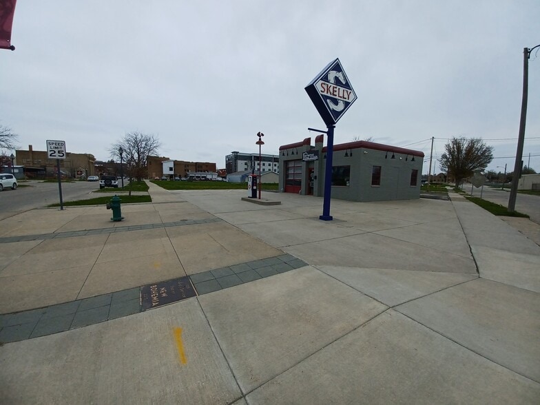 More Photos Of 1390 3rd St SE, Cedar Rapids Specialty For Lease