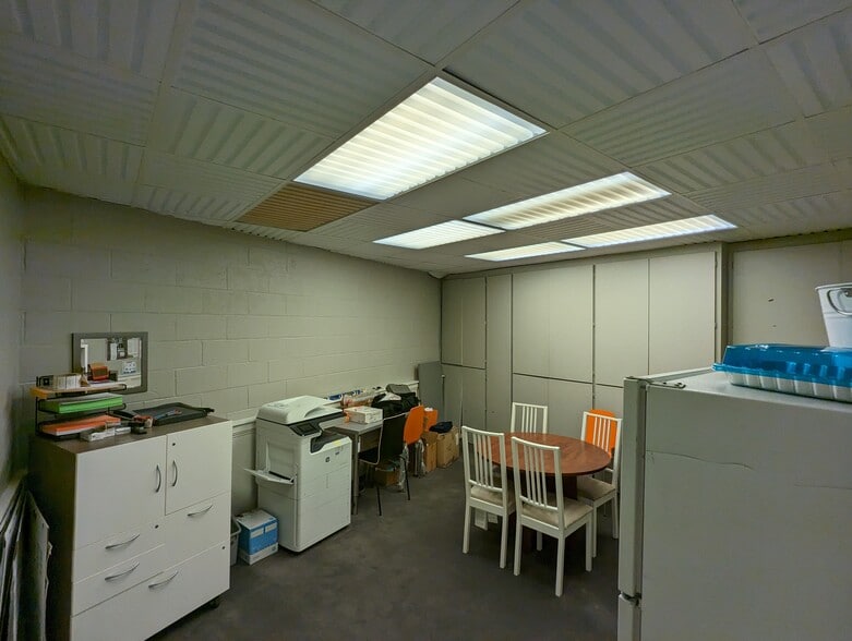 More Photos Of 33-35 NE Weidler St, Portland Office For Sale