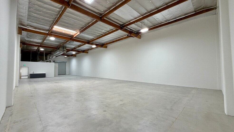 More Photos Of 18320-18330 Oxnard St, Tarzana Unknown For Lease