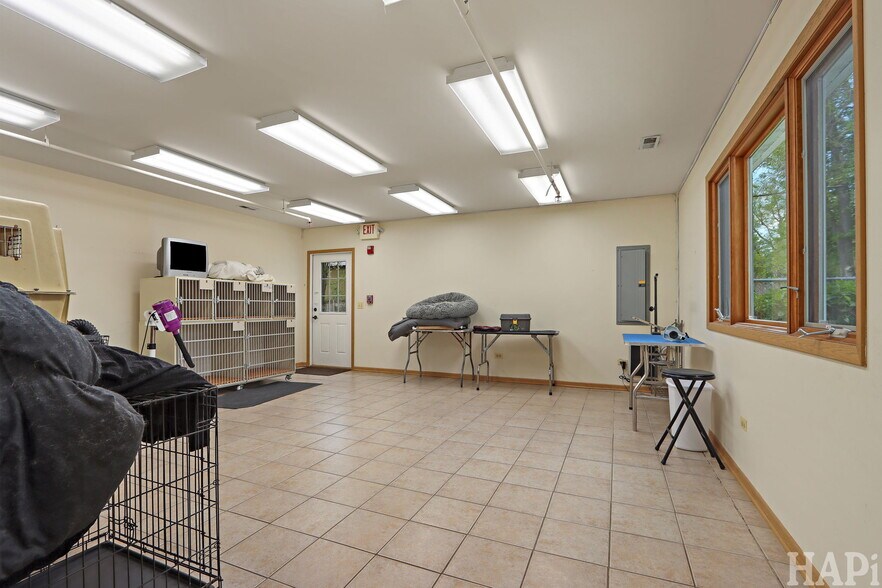 More Photos Of 4403 S Roberts Rd, Island Lake Veterinarian Kennel For Sale