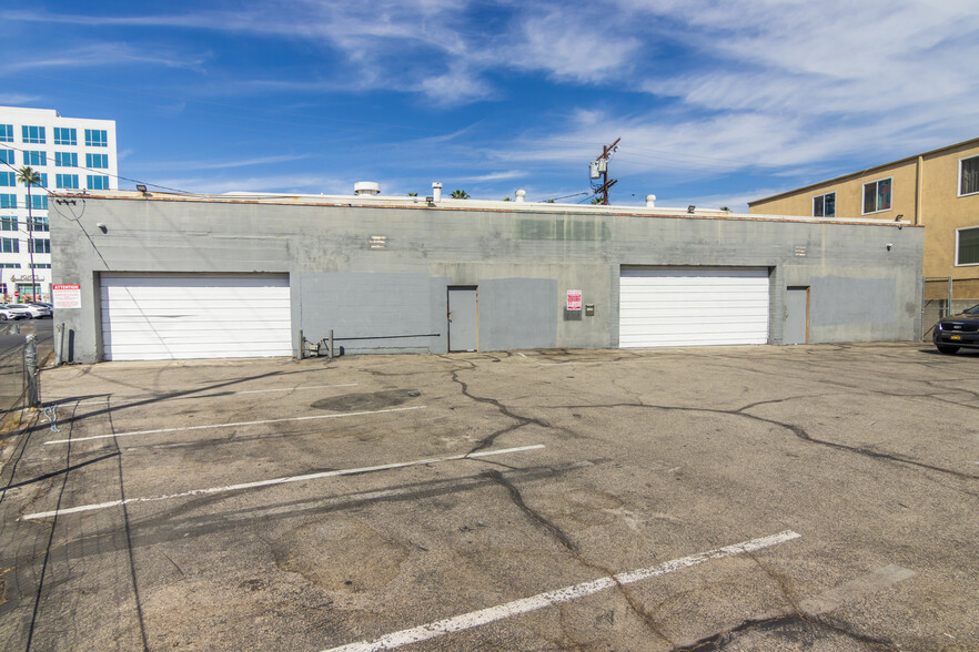 Primary Photo Of 11129 Hartsook St, North Hollywood Warehouse For Lease