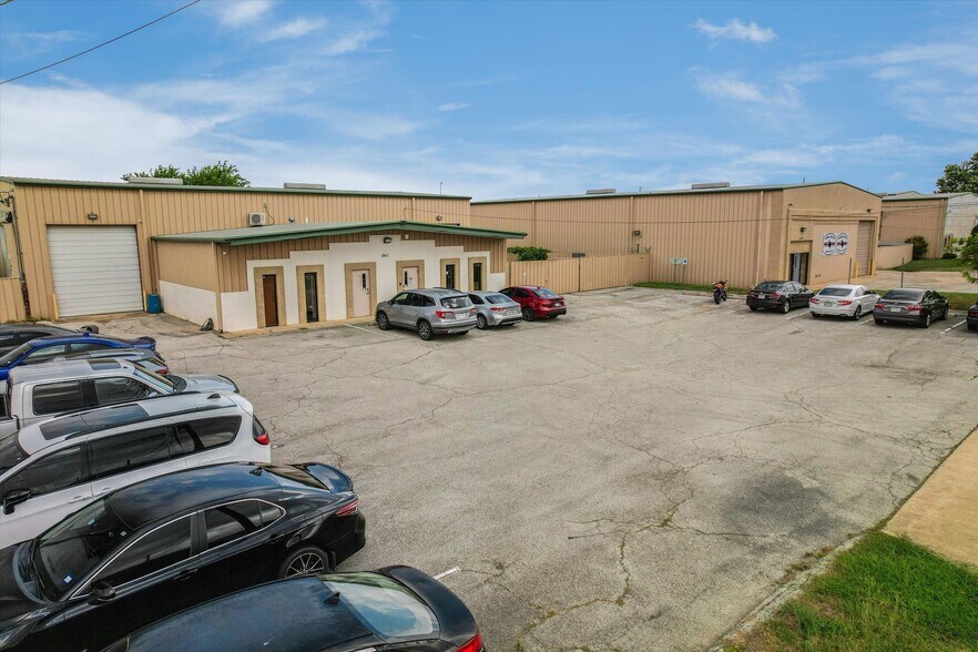More Photos Of 2411 Patterson Industrial Dr, Pflugerville Warehouse For Lease
