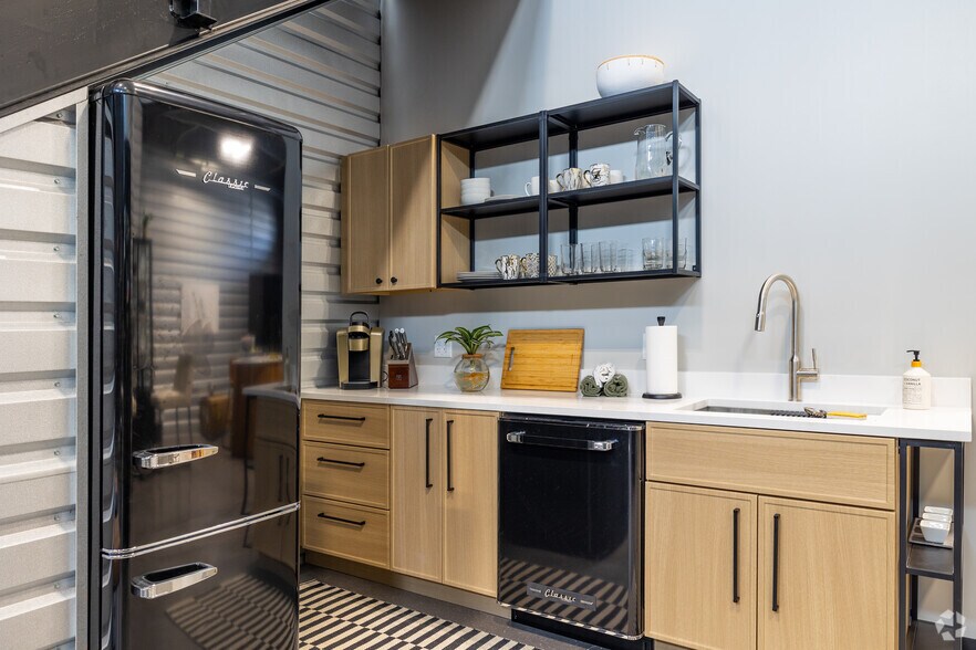 More Photos Of 15431 Fitzhugh Rd, Dripping Springs Showroom For Lease