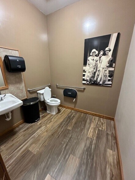 More Photos Of 419 W Broadway St, Muskogee Office For Lease