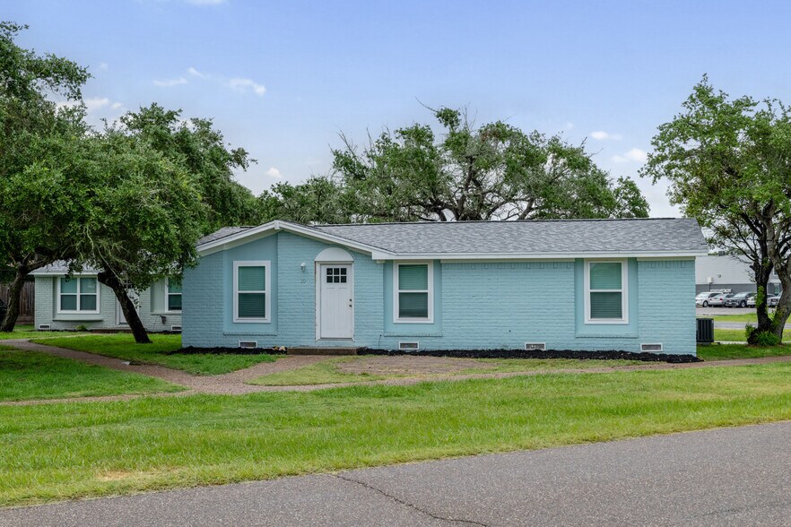 More Photos Of 1300 N Live Oak St, Rockport Multifamily For Sale