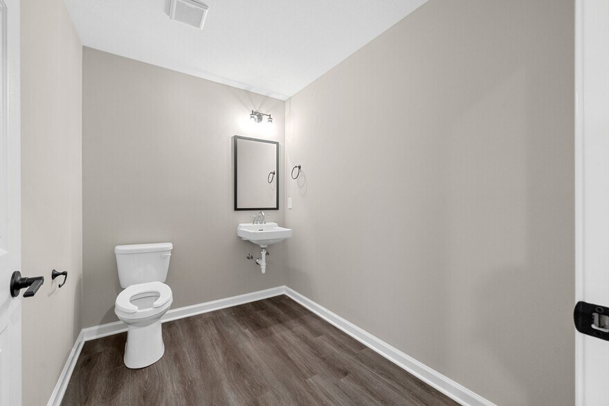 More Photos Of 1400 Dover Rd, Clarksville Showroom For Lease