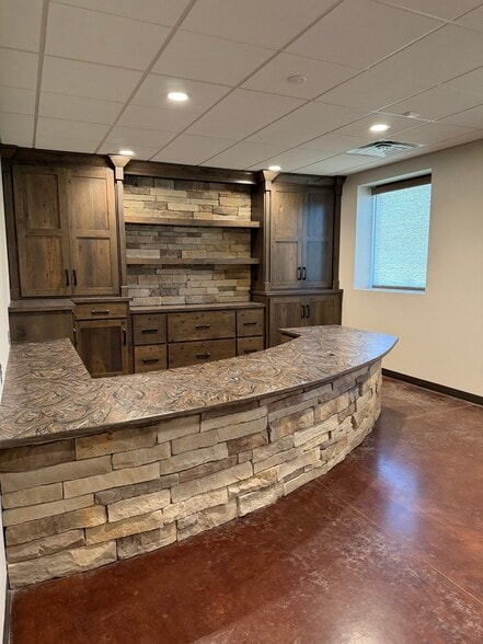 More Photos Of 8576 N Green Hills Rd, Kansas City Storefront Retail Office For Lease
