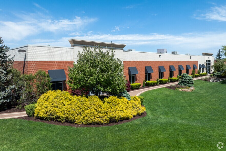 More Photos Of 145 Tower Dr, Burr Ridge Light Distribution For Sale