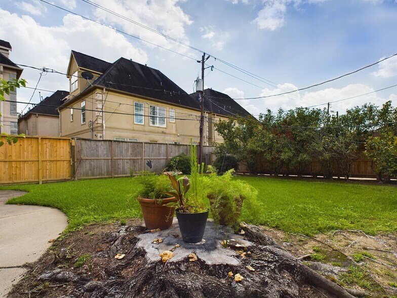 More Photos Of 5625-5631 Winsome Ln, Houston Apartments For Sale