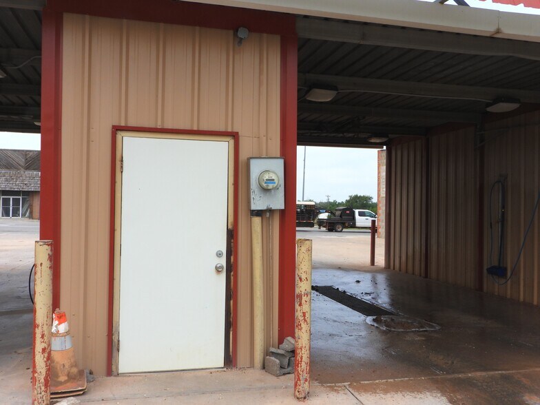 More Photos Of 124 Main St, Shattuck Carwash For Sale