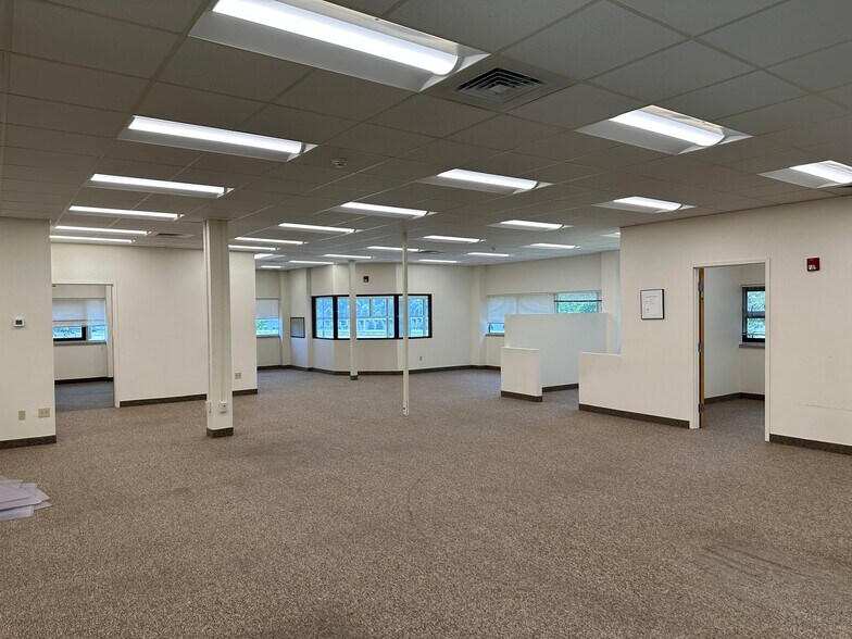 More Photos Of 37 Northwest Dr, Plainville Office For Lease