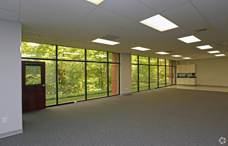 More Photos Of 4035 Premier Dr, High Point Office For Lease