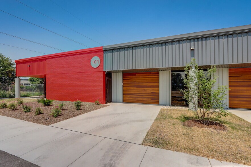 More Photos Of 8949 N Deerbrook Trl, Brown Deer Flex For Lease