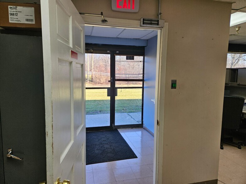 More Photos Of 265 Ballard Rd, Middletown Warehouse For Lease