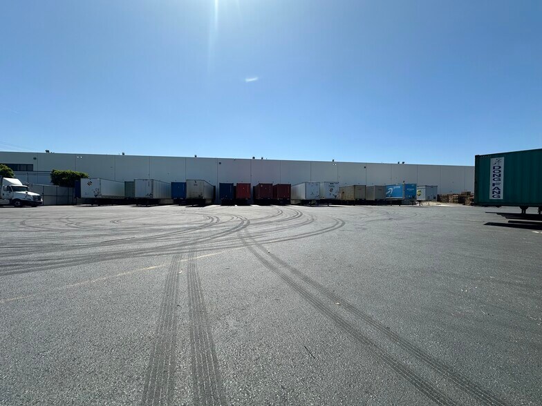 More Photos Of 11500 Los Nietos Rd, Santa Fe Springs Distribution For Lease