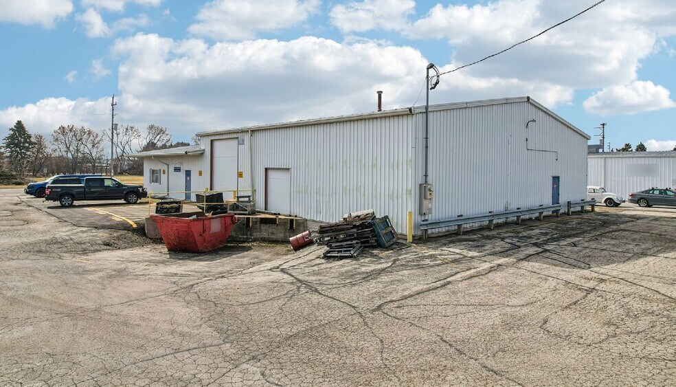 More Photos Of 824 Philip Dr, Waukesha Manufacturing For Sale