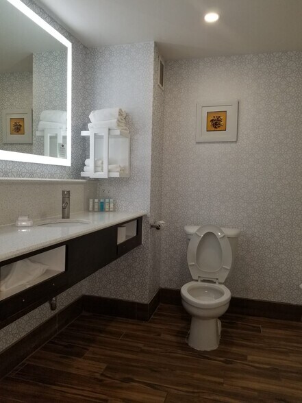 More Photos Of 7852 W Parkway Blvd, Tulsa Hotel For Sale