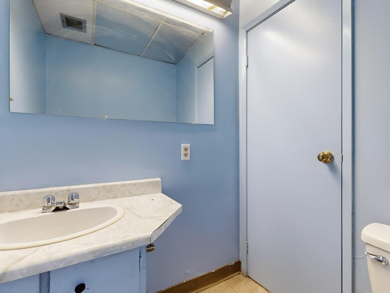 More Photos Of 1291 Matheson Blvd E, Mississauga Warehouse For Sale