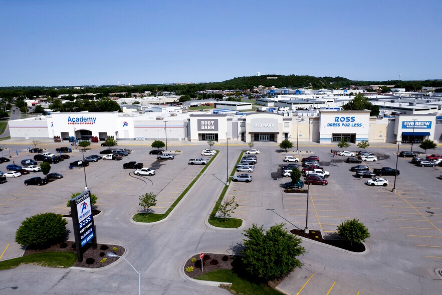 More Photos Of 401 E Poyntz Ave, Manhattan General Retail For Sale