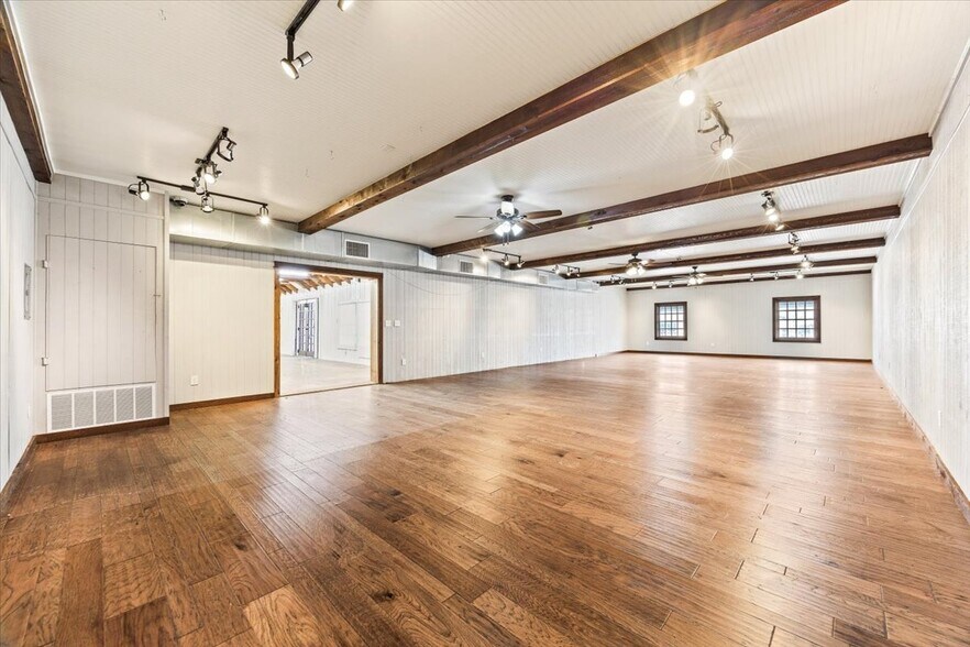 More Photos Of 918 10th St, Floresville Land For Lease