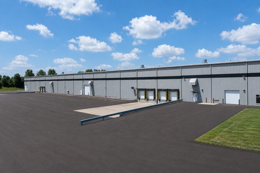 More Photos Of 220 S Noah Dr, Saxonburg Distribution For Lease
