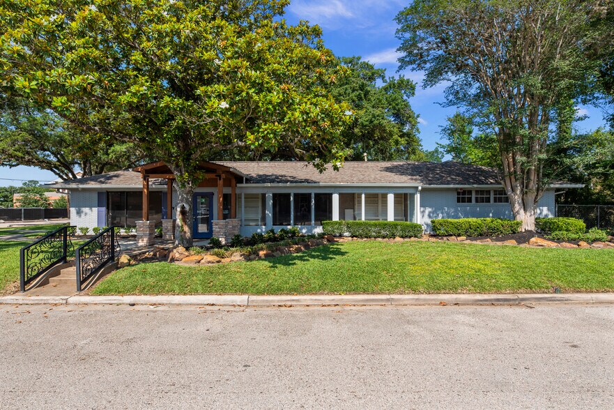 More Photos Of 1001 Avenue B, Katy Storefront Retail Office For Lease