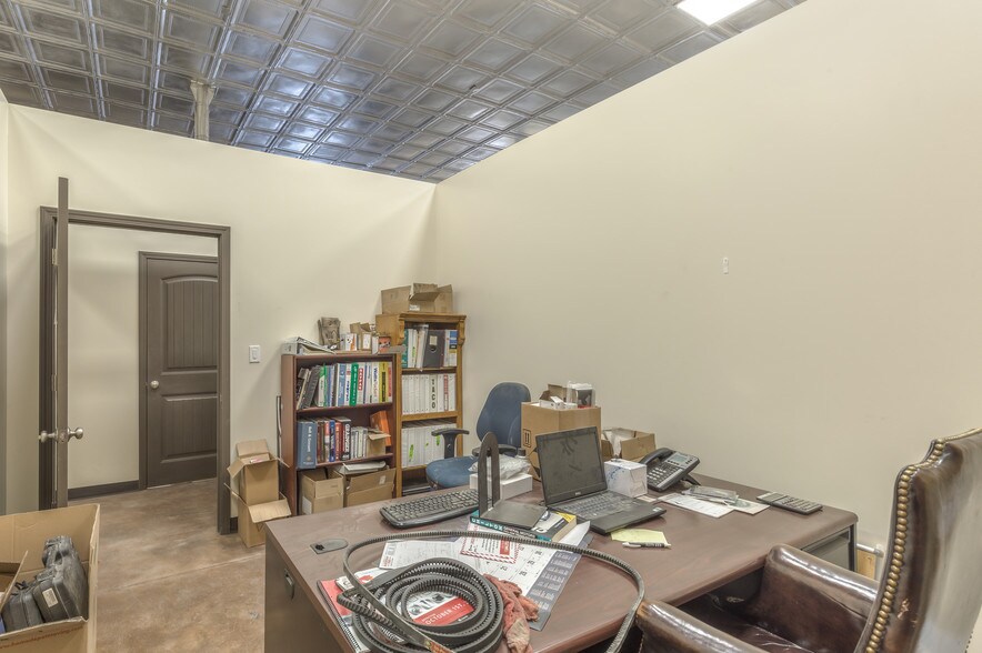 More Photos Of 204 S Broadway, Coweta Office For Sale