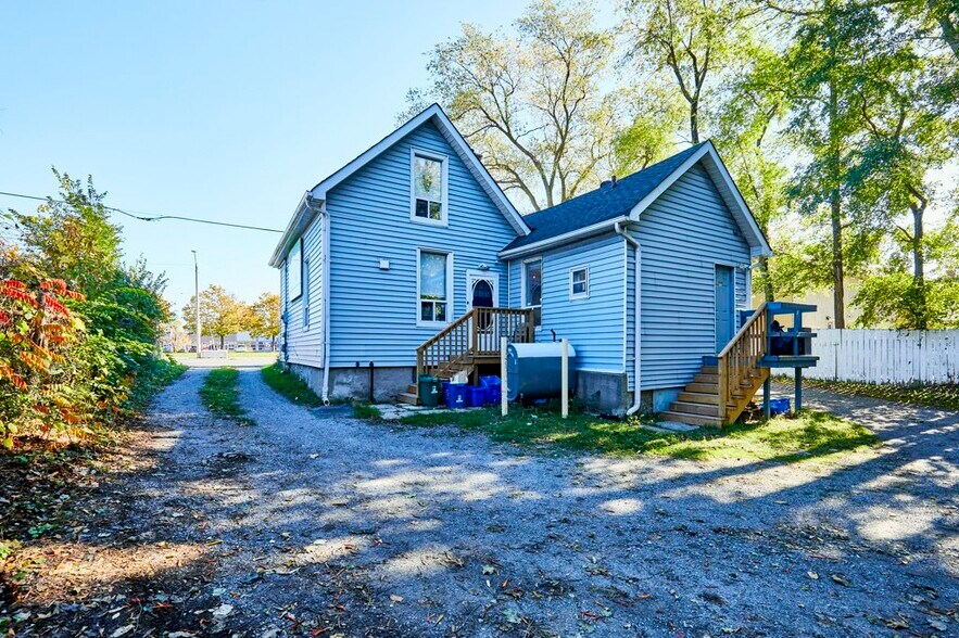 More Photos Of 562 Simcoe St S, Oshawa Storefront For Sale