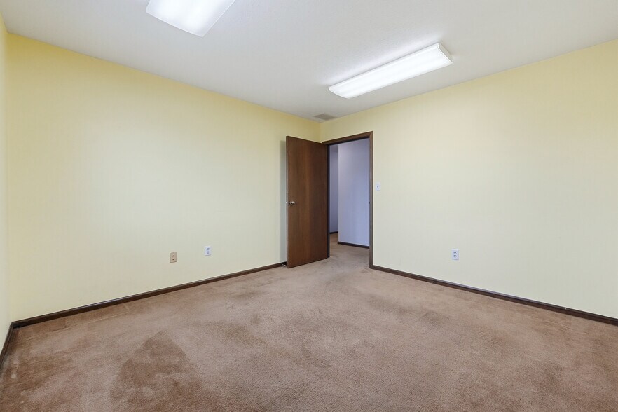 More Photos Of 3201 E Center St, Warsaw Office For Sale