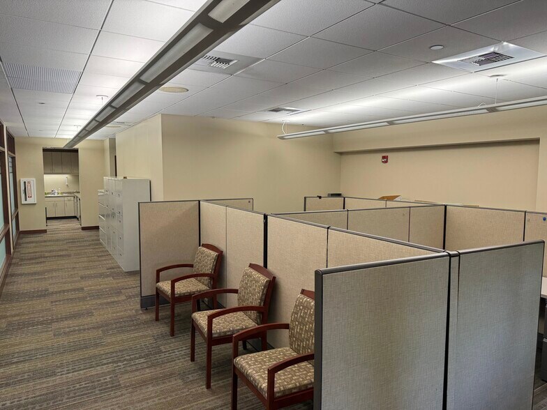 More Photos Of 109 Veterans Pky, Yorkville Office For Lease