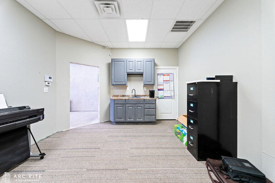 More Photos Of 5820 66th St, Lubbock Storefront Retail Office For Sale