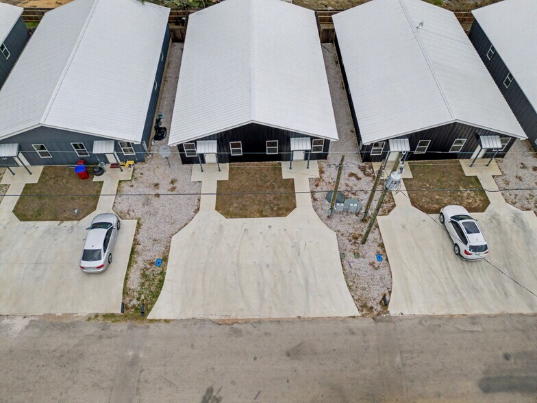 More Photos Of 870-872 Waco St, Kingsland Multifamily For Sale