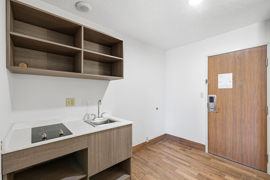 More Photos Of 626 W 1400 N, Beaver Hotel For Sale