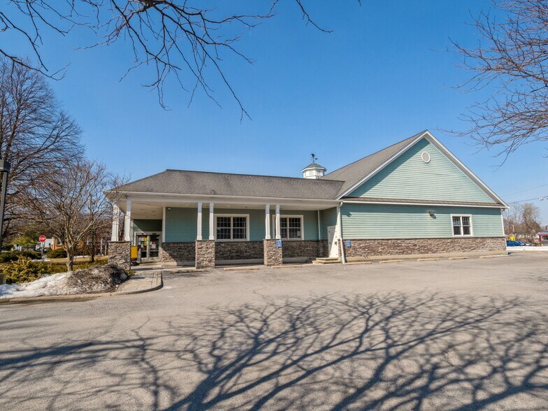 More Photos Of 4170 Albany Post Rd, Hyde Park Freestanding For Sale