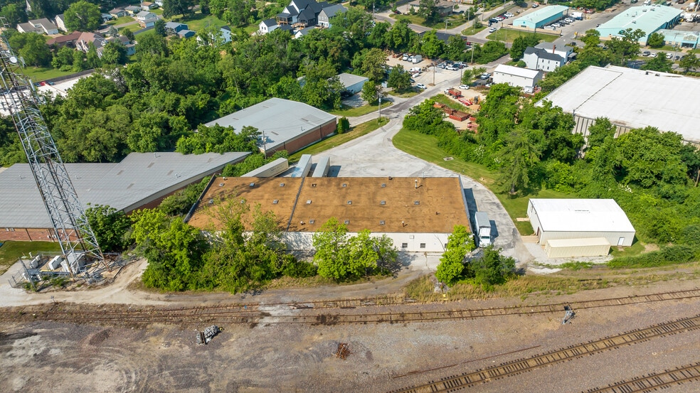 More Photos Of 333 Sante Ave, Kirkwood Warehouse For Lease