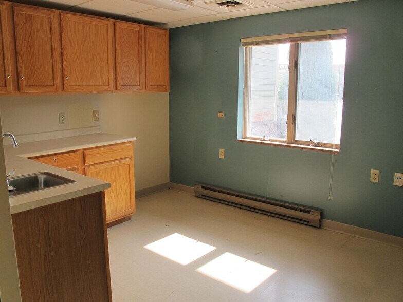 More Photos Of 9 Pleasant St, Oakland Medical For Lease