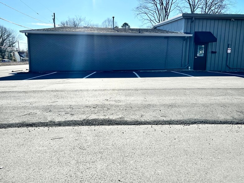 More Photos Of 735 S Broad St, Mooresville Office Residential For Lease